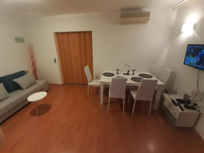 Apartmani Delas Pjescana Uvala Luaran gambar