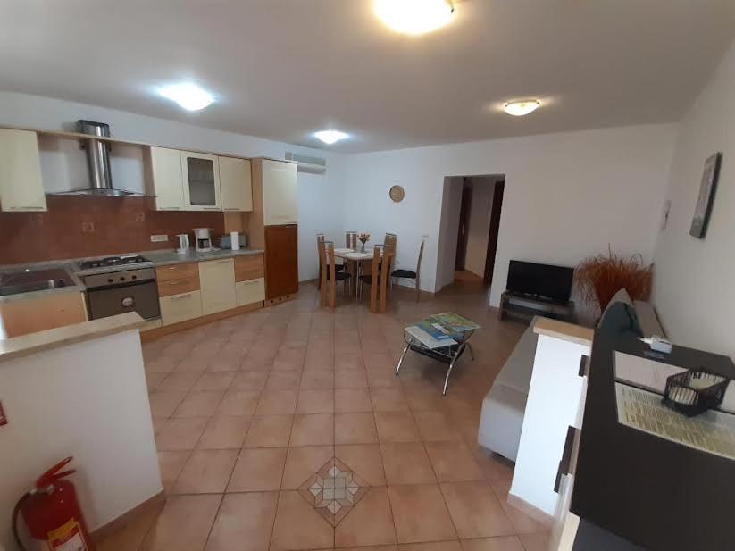 Apartmani Delas Pjescana Uvala Luaran gambar