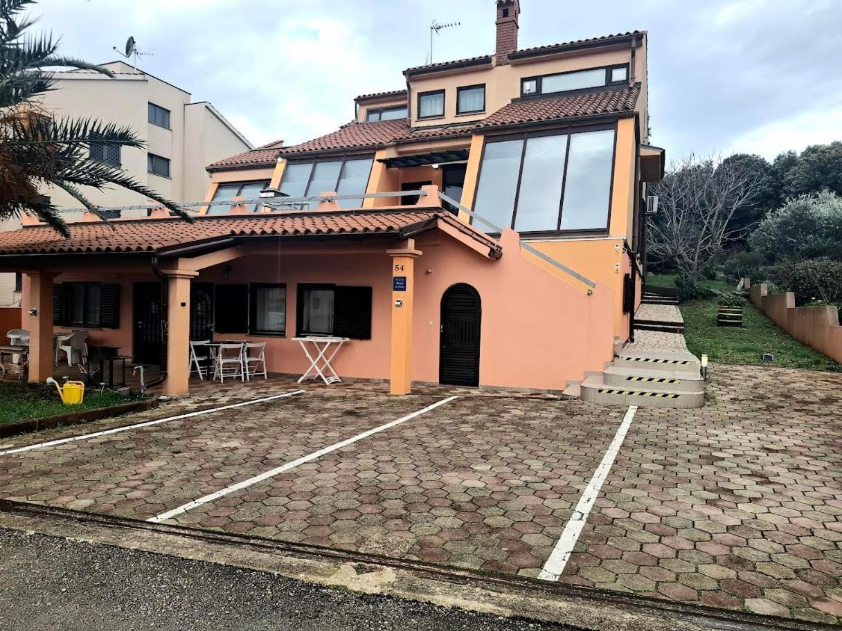 Apartmani Delas Pjescana Uvala Luaran gambar
