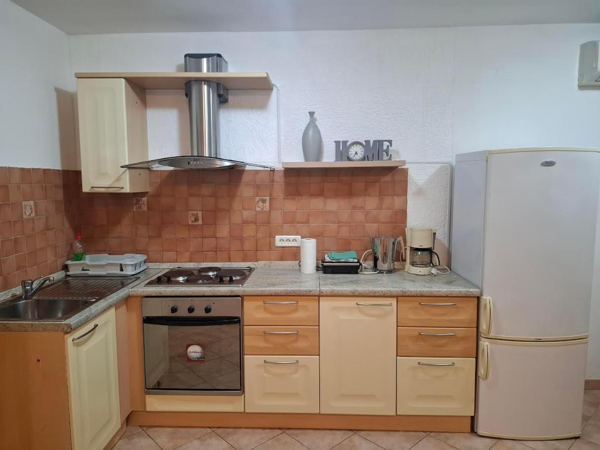Apartmani Delas Pjescana Uvala Luaran gambar